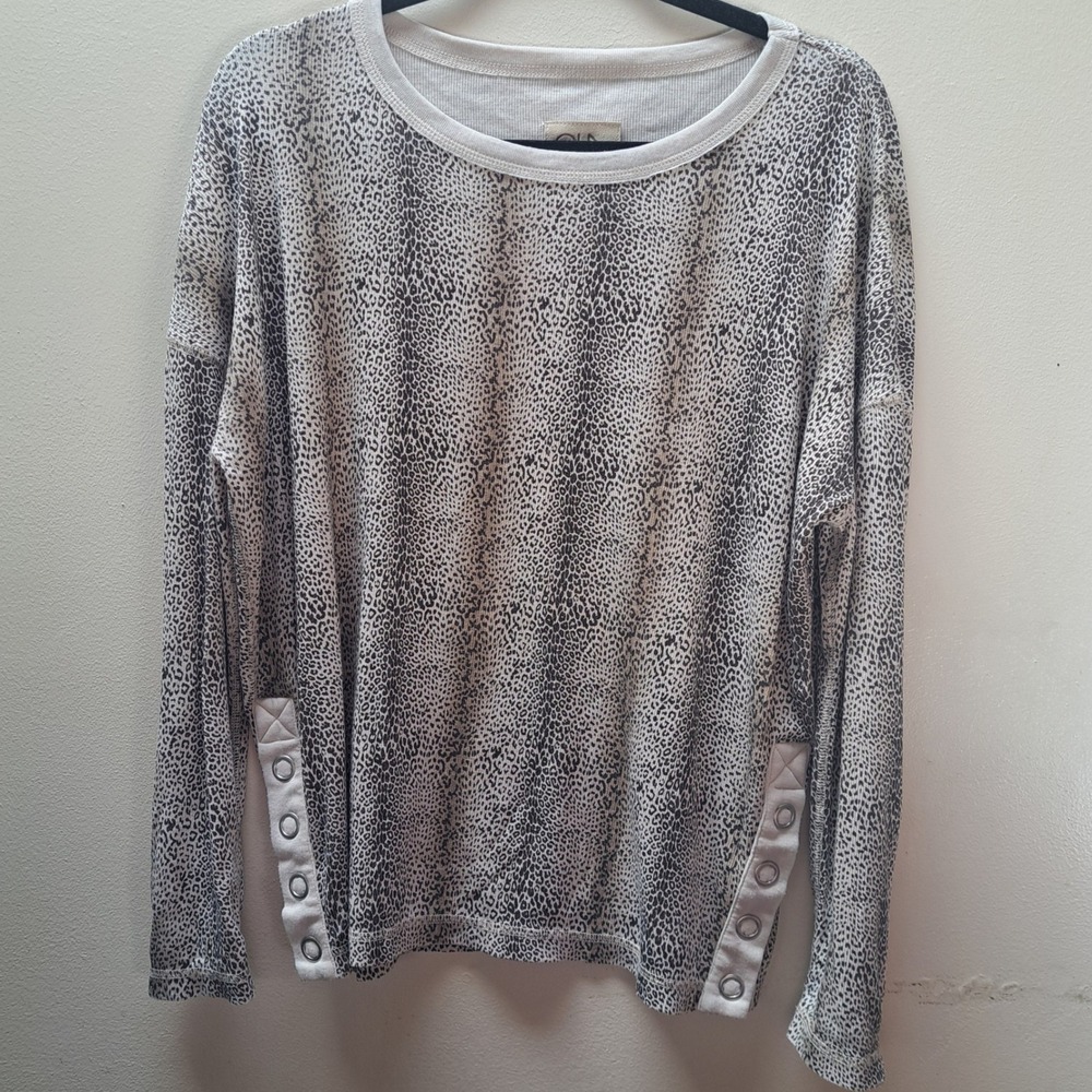 Chaser Womens Leopard Print Ribbed Grommet Accent Long Sleeve Top Gray
